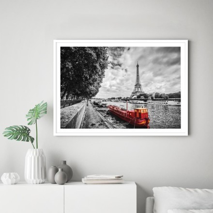 Κόκκινη βάρκα στο γκρίζο Παρίσι