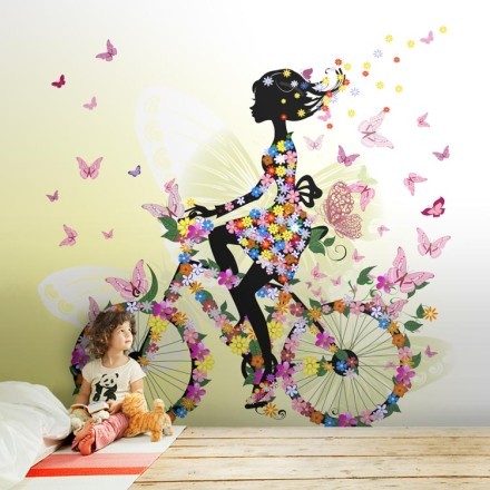 Κορίτσι από λουλούδια σε ποδήλατο