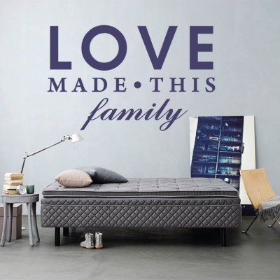 Η αγάπη κάνει αυτήν την οικογένεια… Φράσεις Αυτοκόλλητα τοίχου 35 x 56 cm (12883)