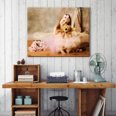 Houseart Κοριτσάκι που παίρνει αγκαλιά ένα αρκουδάκι, Άνθρωποι, Πίνακες σε καμβά, 20 x 15 εκ.