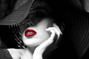 Πορτρέτο γυναίκας με κόκκινα χείλη