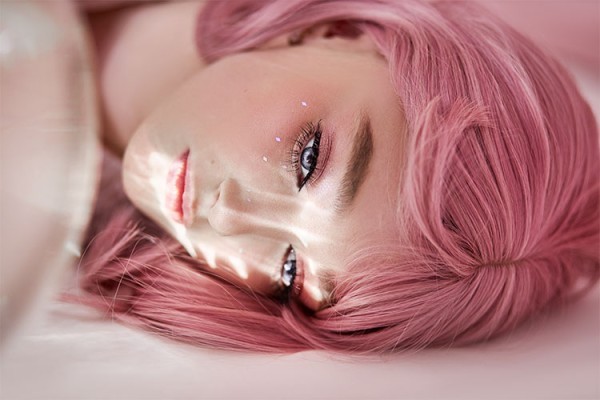 Κοπέλα με ροζ μαλλιά