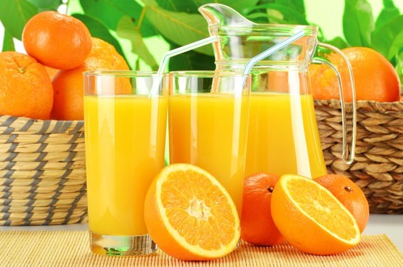Δύο ποτήρια χυμό πορτοκαλιού
