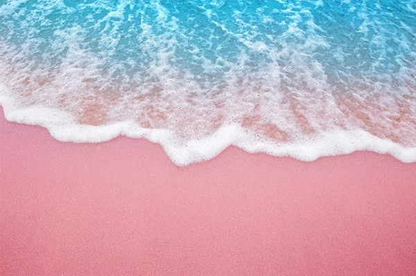 Κύματα στη ροζ αμμουδιά