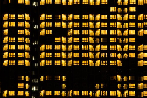 Κτίριο με κίτρινα παράθυρα στο Λονδίνο