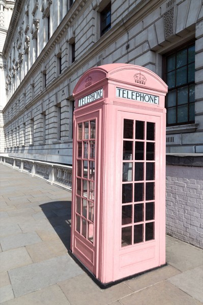Ροζ τηλεφωνικός θάλαμος στο Λονδίνο