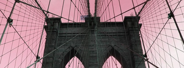 Ροζ ουρανός πάνω από τη γέφυρα του Μπρούκλιν