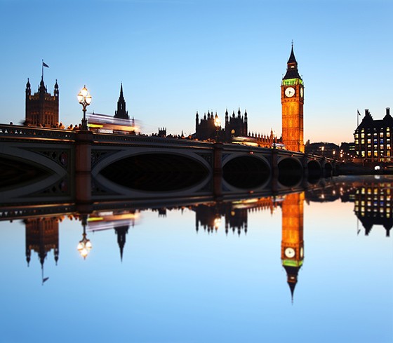 Αντανάκλαση του φωταγωγημένου Big Ben