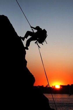 Ορειβάτης κατά το ηλιοβασίλεμα