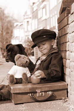 Ένα μικρό αγόρι και ο σκύλος του