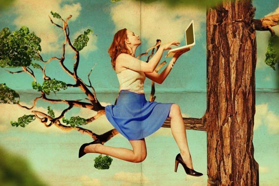 Γυναίκα πάνω σε δένδρο με ένα laptop
