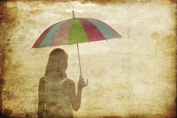 Κορίτσι με ομπρέλα στην ακτή