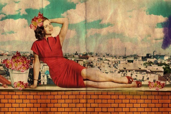 Νεαρή γυναίκα με κόκκινο φόρεμα στη στέγη