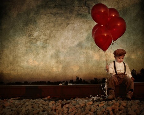 Αγόρι με κόκκινα μπαλόνια
