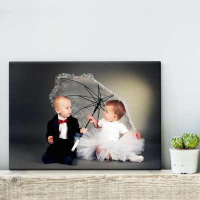 Χαριτωμένα μωρά κάτω από ομπρέλα Άνθρωποι Πίνακες σε καμβά 40 x 60 cm (12661)