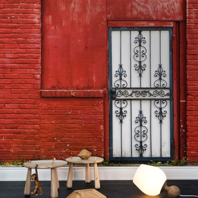 Κόκκινος τοίχος με πόρτα Φόντο – Τοίχοι Ταπετσαρίες Τοίχου 81 x 120 cm (21522)